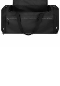 Bolsa de deporte negra hecha de tela duradera, con asas dobles, cierre de cremallera y un bolsillo frontal con una sutil marca.