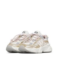 Sneaker con una parte superiore in rete bianca, accenti oro e rosa chiaro, e linguetta imbottita; presenta una suola robusta e lacci tono su tono.