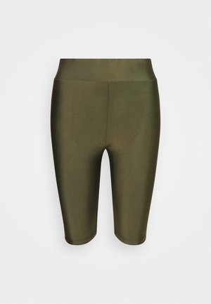 Oliwkowe szorty sięgające do połowy uda, wykonane z gładkiego, elastycznego materiału, z szerokim paskiem i bez widocznych szwów czy kieszeni.