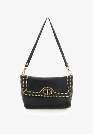 Borsa a mano in pelle nera con borchie e dettagli dorati; forma strutturata, corpo piatto e tracolla regolabile. Dettagli includono una chiusura decorativa.