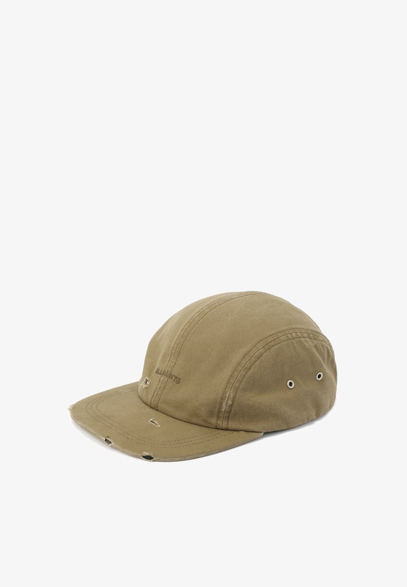 Casquette de baseball en coton marron avec des trous usés et des œillets métalliques sur les côtés, avec un logo de marque subtilement brodé sur le panneau avant.