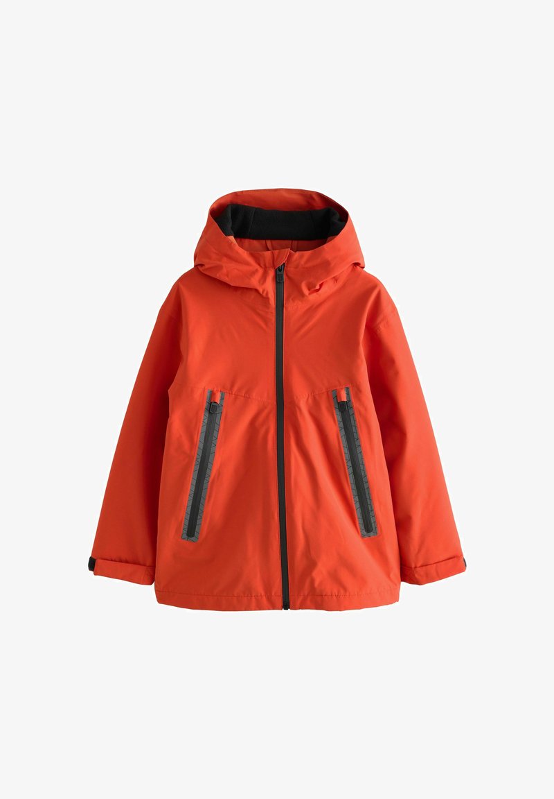 Orange wasserfeste Jacke mit Kapuze, vorderem Reißverschluss und zwei diagonalen Reißverschlusstaschen mit strukturierten schwarzen Akzenten. Glatte Stoffoberfläche.