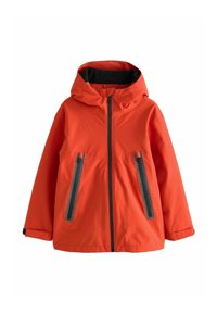 Giacca impermeabile arancione con cappuccio, chiusura frontale con zip e due tasche diagonali con zip con dettagli neri testurizzati. Finitura del tessuto liscia.