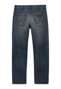 Ciemnoniebieskie jeansy Wrangler widziane od tyłu, z dwoma tylnymi kieszeniami ozdobionymi przeszyciem w kształcie litery W oraz skórzaną naszywką marki.