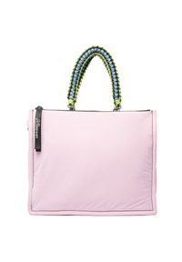 Sac fourre-tout rembourré rose avec une forme structurée, doté de poignées tressées bleu et vert et d'un détail à fermeture éclair noire.