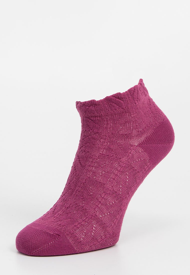 Magenta skarpetka kostkowa z teksturowanym wzorem, ściągaczem i bezszwowym palcem. Wykonana z lekkiego, oddychającego materiału.