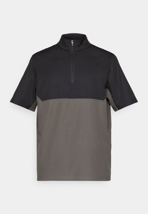 Polo a maniche corte con colletto a mezza zip, caratterizzato da una parte superiore nera e una parte inferiore grigia, realizzato in tessuto liscio con cuciture minime.