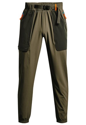 Pantalons cargo vert olive avec une taille élastique, ceinture ajustable, deux poches latérales et accents en panneaux texturés. Finition en tissu lisse.