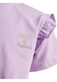 Helle lila T-Shirt mit kurzen, gerüschten Ärmeln und einem subtilen, silbernen bestickten Logo einer Biene sowie dem Text "hummel" auf der Brust.