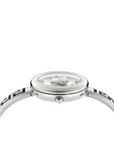 Apvalus sidabrinis riešo laikrodis su skaidriu ciferblatu, centre iškilusio liūto simboliu, auksinėmis taškinėmis valandų žymėmis ir metaliniu grandinėle juostos paviršiumi.