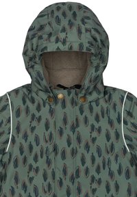 Grøn vandtæt jakke med hætte, der har et mønster af mørke og lyse blade, gyldent hardware og en blød fleeceforing indvendigt.
