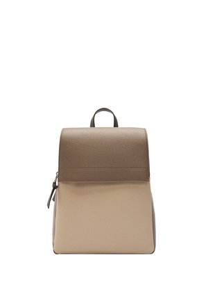 Kompaktowy dwukolorowy plecak z taupe teksturowaną klapką i beżowym gładkim korpusem, wyposażony w górny uchwyt i boczny suwak.