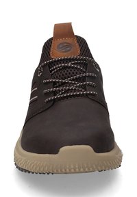 Schwarzer Sportschuh mit strukturiertem Obermaterial, Netzpaneelen, braunen Ledereinsätzen und leichter Gummisohle. Verfügt über abgerundete Schnürsenkel und Logo.