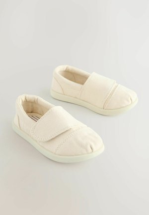 Lærreds slip-on sko i off-white med rund tå, elastisk rem og struktureret stof. Lys kontrasterende gummisål.