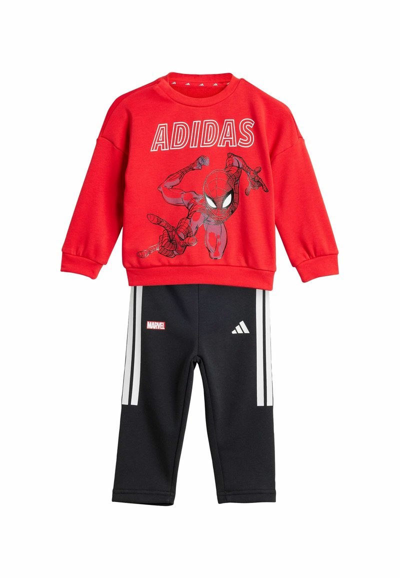 Sudadera roja con gráfico de Spider-Man y texto "ADIDAS"; pantalones negros con rayas blancas y logo "MARVEL". Mezcla de algodón, corte casual.
