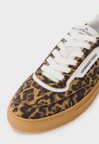 Lepardprintet semsket sneaker med hvite snøringer, lærdetaljer og såle i gummigummi. Har et logomerke på siden.