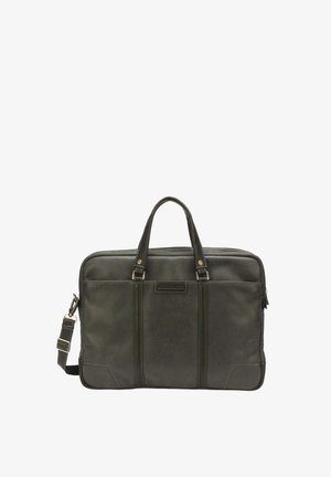 Serviette en cuir noir avec double poignée et bandoulière réglable, poches avant et détails en métal argenté.