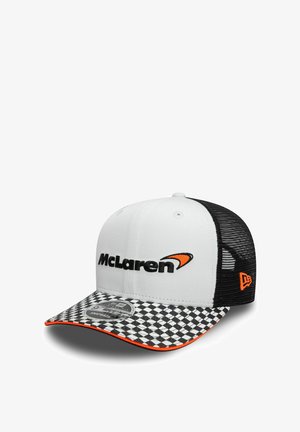 Cappello bianco con lati in rete nera, visiera a scacchi, dettagli arancioni e logo "McLaren" in nero sul davanti. Presenta un design snapback.
