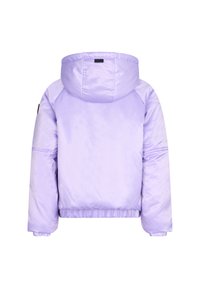 Giacca a vento lavanda con cappuccio, vita elastica e maniche lunghe, mostrata dal retro su uno sfondo bianco.