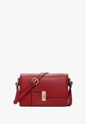 Borsa a tracolla rossa in pelle con chiusura in tono oro, design piatto, tracolla regolabile e dettagli di cucitura visibili lungo i bordi.