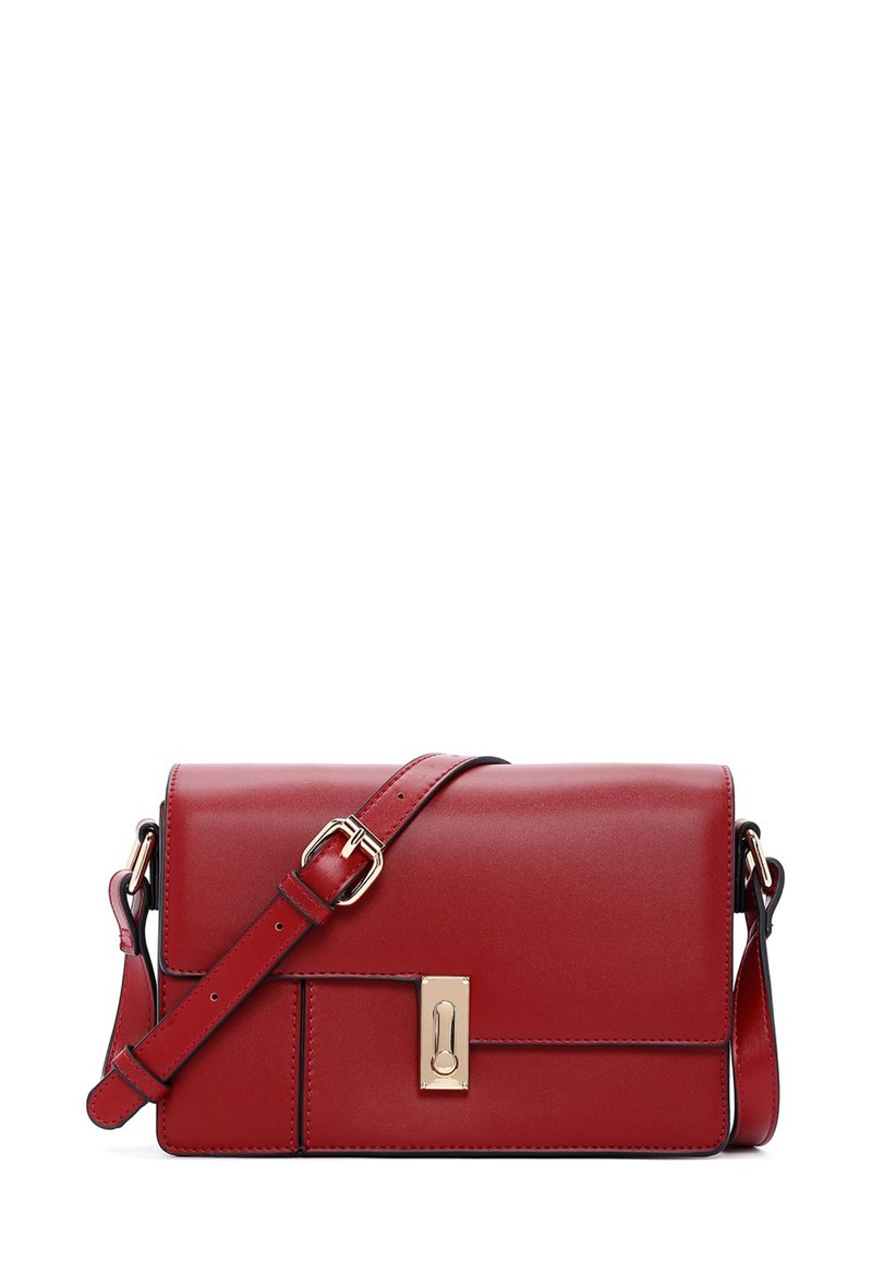 Borsa a tracolla rossa in pelle con chiusura in tono oro, design piatto, tracolla regolabile e dettagli di cucitura visibili lungo i bordi.