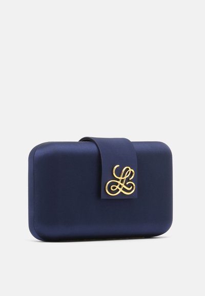 Marineblå rektangulær clutch med afrundede kanter, fold-over rem og guld dekorative sammenfiltrede initialer foran.