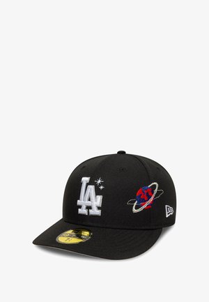 Cappellino da baseball nero con logo "LA" bianco, due stelle bianche, un pianeta rosso e blu con anelli e logo New Era sul lato.