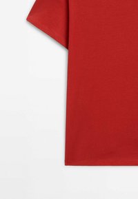 T-shirt rouge à manches courtes en coton, avec un col rond et un ourlet droit. Le tissu semble lisse, de couleur unie sans motifs visibles.