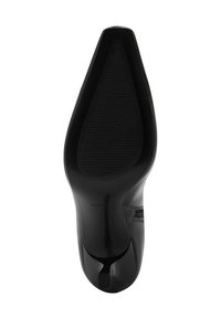 Zapato de tacón alto negro con puntera puntiaguda, parte superior de cuero liso, suela texturizada y un arco bien definido. Por debajo presenta un patrón acanalado.