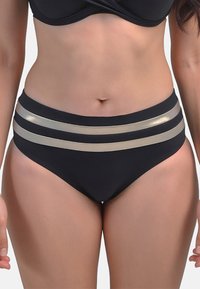 Magas derekú fekete bikini alsó, amelyet három fényes arany csík díszít a derék vonalán. Sima anyag, enyhe fényű.