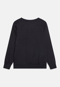 Pullover nero a maniche lunghe, realizzato in tessuto morbido, con scollatura a girocollo, polsini a costine e un design semplice, privo di motivi o loghi.