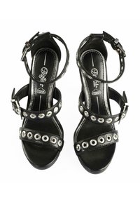 Černé dámské sandály na vysokém podpatku s mnoha pásky, se stříbrnými kroužky, nastavovacím sponou a hladkým povrchem.
