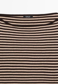 Haut rayé avec des lignes horizontales alternant brun foncé et beige, texture douce et encolure arrondie ; l'étiquette indique "Massimo Dutti".