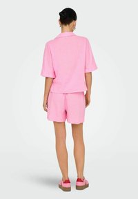 ONLY NORMAL GESCHNITTEN  VOLUMINÖSER ARM - Skjortebluser - prism pink