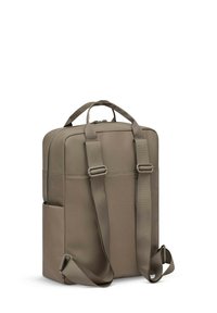 Brauner Rucksack mit rechteckiger Form, doppelten Schultergurten, Tragegriff oben, Reißverschluss und Seitentasche. Hergestellt aus strapazierfähigem Material.