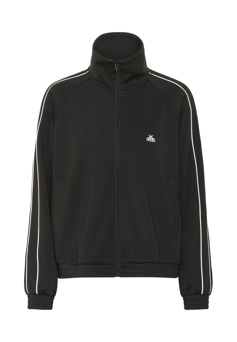 Giacca a track nera con zip e colletto alto, strisce bianche lungo le maniche, polsini e bordo elastici, e piccolo logo bianco sul petto.