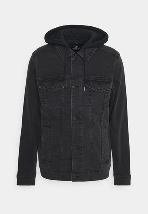 Schwarze Jeansjacke mit Knopfleiste vorne, zwei Brustklappentaschen, Seitentaschen und angenähter schwarzer Kapuze mit Kordelzug.