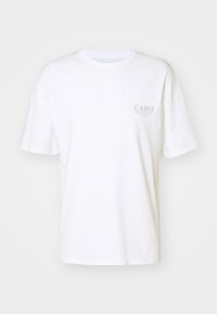 Valge puuvillane t-särk lühikeste varrukatega, ümmarguse kaelusega, mille vasakul rinnal on helesinise tekstiga "CABO SAN LUCAS" print.