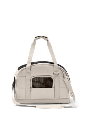 Geantă de transport pentru animale de companie, moale, culoare bej, cu ferestre din plasă, mânere duble și o curea de umăr reglabilă, pe un fundal alb.
