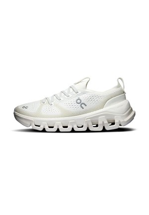 Chaussure de sport blanche avec tige en mesh, design à lacets et semelle extérieure segmentée distinctive avec amorti de la marque On Running.