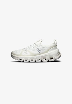 Chaussure de sport blanche avec tige en mesh, design à lacets et semelle extérieure segmentée distinctive avec amorti de la marque On Running.