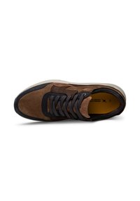 Bruine suède sneakers met zwarte accenten, gestructureerde veters en een dempende zool. Het interieur heeft een contrasterende gele voering.