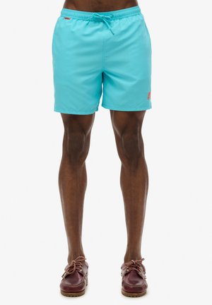 Turquoise zwembroek met een elastische tailleband en trekkoord. Kenmerkt zich door een klein rood logo aan de onderzijde aan de linkerkant. Glad, lichtgewicht stof.