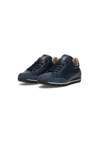 Sneakers blu navy con materiali in pelle liscia e suede, caratterizzati da una punta arrotondata, design con lacci e suola in gomma nera a contrasto.