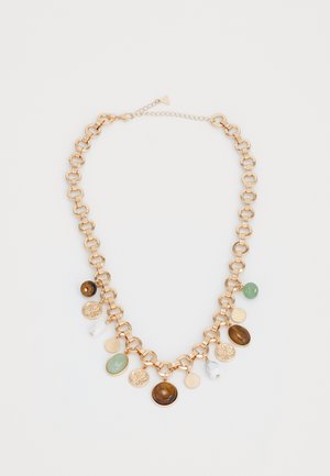 Collana in metallo dorato con ciondoli circolari variabili nei colori verde, marrone, bianco e finiture testurizzate. Chiusura regolabile con estensore.