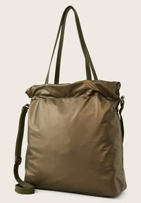 Sac fourre-tout vert olive en matériau lisse et résistant à l'eau. Dispose de deux poignées et d'un rabat supérieur avec une fermeture éclair.