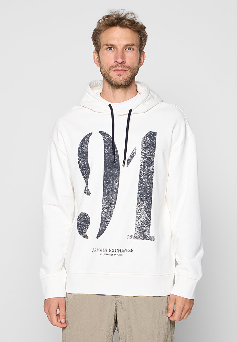 Sudadera blanca con un gran gráfico texturizado del número oscuro "01" y el logotipo de la marca, con capucha con cordón y puños acanalados.