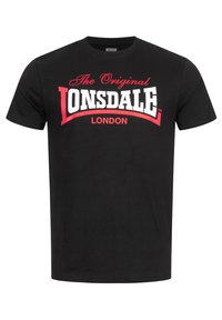 Sort bomulds T-shirt med fed hvid og rød tekst, der står "The Original Lonsdale London." Rund hals, korte ærmer, afslappet pasform.