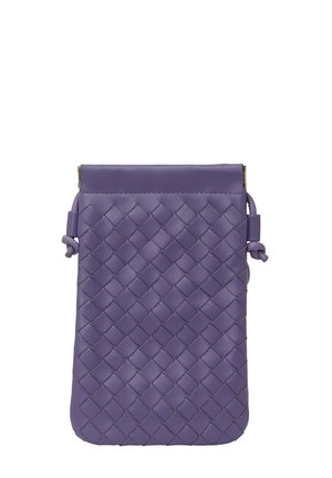 Borsa in pelle intrecciata viola con parte superiore liscia, chiusura a cordoncino e un motivo a rombi testurizzato sul corpo principale.