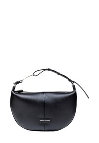 Bolso de mano de cuero negro con forma curva, cierre de cremallera y correa ajustable. Presenta una etiqueta de logo en la parte frontal. Textura suave.